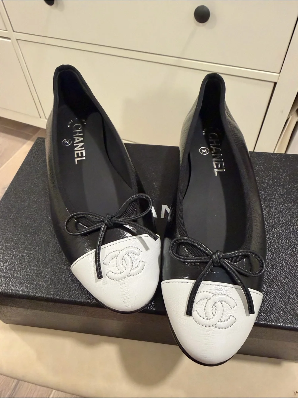 CHANEL 26S Ballet Flats in Black/White Crumpled